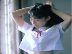 喝过很多酒劝过很多人 却还是忘不了你 喝眼前的酒，忘身后的