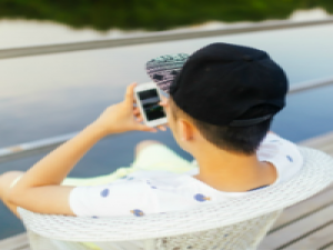 青衫泪落，白衣染尘。