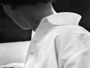 你不喜欢 已经习惯 爬在泥土上的身体，选