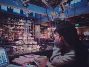 女生头像高清By：Jenna_ 她是个披荆斩棘的女英