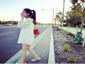 你醒来的时候阳光在草地上飞扬。 如果只是遇见，不能停