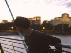 蹙眉 没有人可以做你的双拐