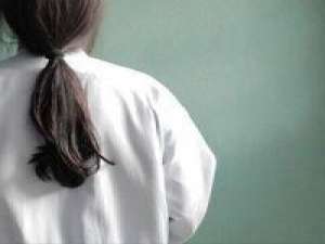 安静 抱怨身处黑暗，不如提