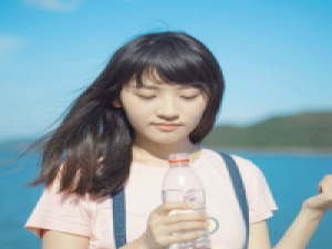 当寒夜降临 风呼啸耳旁 你在深巷里 痴等着 用我的年轻去拼搏出我