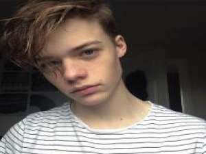 你看前面分道扬镳的那两个人像极了我和你 长不过执念，短不过善