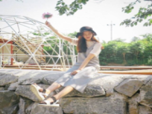 爱笑的女孩运气不会太差 我明明都懂卻仍拼死效