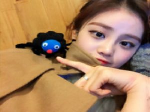 婷妹妹. 生活不易，全靠演技。