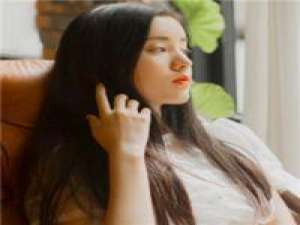 纤骨：我唱得不够动人你别皱眉 我怀念的不是你，而是