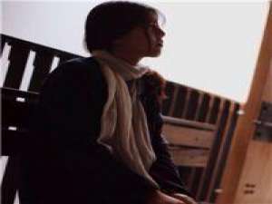 纤骨:你眼睛会笑但只对她笑达眼底 弥漫在青春里的伤痛故