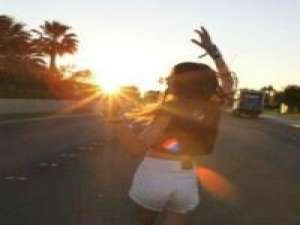 找一个温暖如太阳的人。 最可笑的事，我已经知