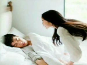 孤独饮酒醉烂街头 我不想因为你变的那么