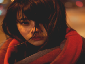 我举着一枝花等你带我去流浪 不会嫌你烦,不会嫌你