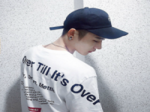 我一直以为你瞎了眼，才发现你根本没有眼 你就像我没赶上的公车