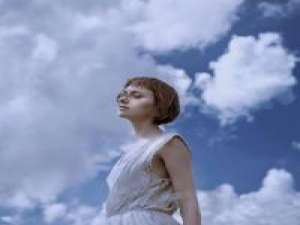 我说我爱他，可是风都笑了 . 浊酒千杯离歌笑，笑颜