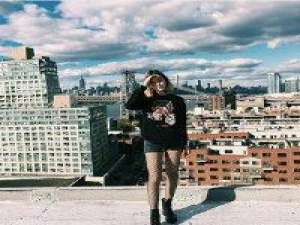 灯火黄昏 一直孤身向前走 就算