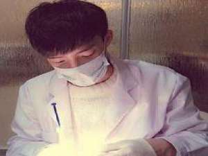 总担心与谁走散在半路怕耽误也怕 曾经的情话与诺言像耳