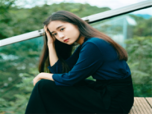 猫姐. 电梯里有烟味我宁愿走