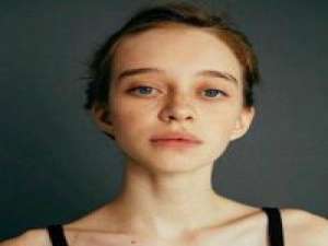 看看就走。 精致的五官，犯罪的开