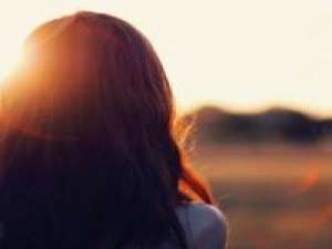 我不说，你不懂，这就是距离。 即便我脚步踉跄也坚定