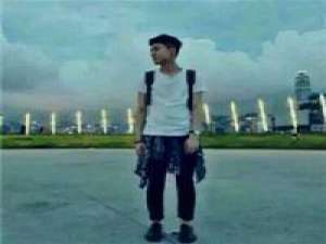 人潮拥挤记得牵紧我 碎花般得青春，如同深