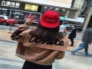 我很喜欢 那生锈的课桌上还刻有