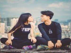 牵你的手，在大风又如何 . 原来，世事都敌不过时