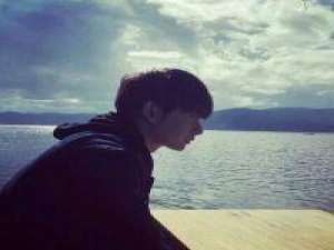 扶着往事走 我不浪也不安稳 却再