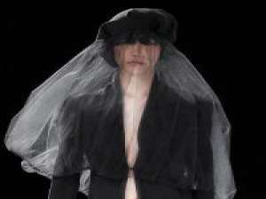 月亮身边有很多星星，