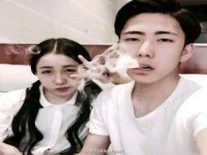 谁在陪着你，应是和我