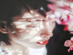 HUANG. 風無法帶走思念，卻使