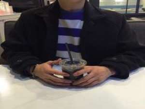 不能一直踮着脚尖爱一个人。 不用为了那些不值得的