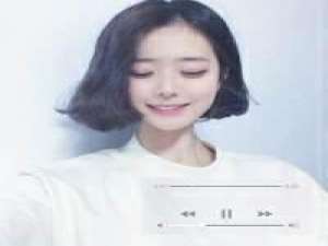 森 一个男人拿着温热的酒