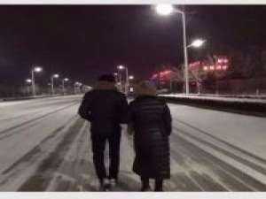 你别皱眉那样不美 如果不是因为在乎你,