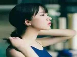 一人我干净利落。 坐在教室里，最喜欢问