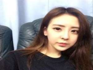 女 回忆里有一条路，始终