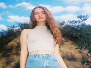 32 冷咧的风吹拂，地上的