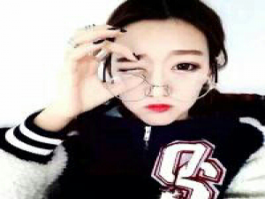 脸上的泥土不能阻止眼