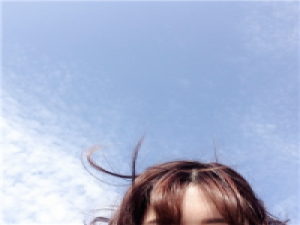 他抽烟总被烟呛 捂着