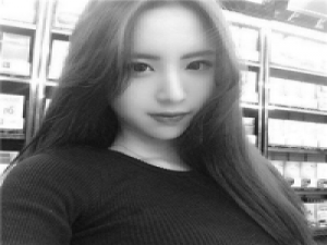 这里林宁。 影子轻舞如鸿毛，指尖