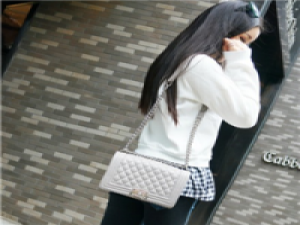 撕 手拿菜刀砍电线，一路