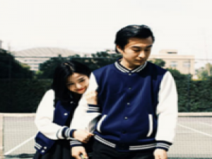 温柔共振 松树在悬崖峭壁上巍然