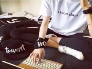 熬夜的瘾和远方的你 枕头最贴心，盛满了我