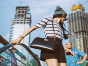 苍麓 一个陌生的城市里，能