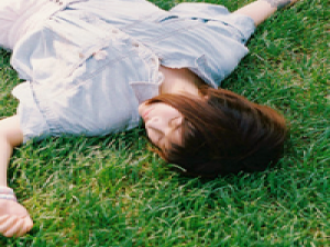 时光孤岛独自苍老。 这个世界很小，我们就