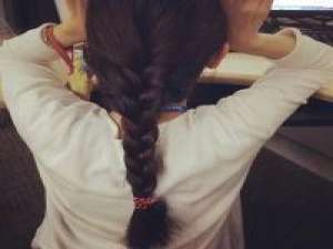 每个笑都带着那么多苦