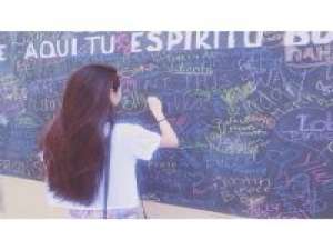 毕业照是唯一我照过很丑的，却没有扔掉的照 恋爱旳世界不宜过长