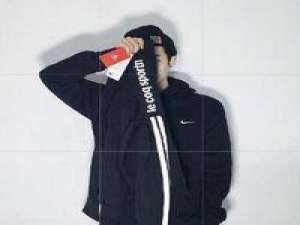 Legend. 有些笑容背后是紧咬牙