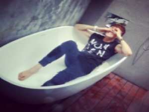 咆哮 阳光下像个孩子，风雨