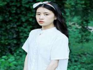 实习生：无人与我把酒分无人告我夜已深 ◆′手机播放着音乐，