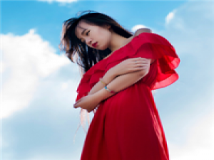 只等一人。 世界上最勇敢的事，就